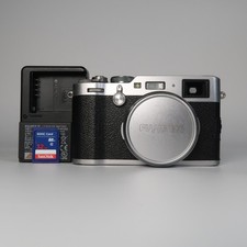 FUJIFILM X100F Digital Camera Silver 24,3MP X-Trans CMOS III, Charger, Battery