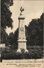 CPA Vic-sur-Cere Monument aux Morts FRANCE (1055003)