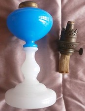 Lampe à pétrole en opaline