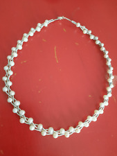 TRES JOLI COLLIER FANTAISIE EN METAL TRESSE AVEC DES PERLES