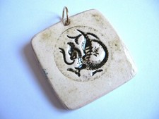 Pendentif Ceramique Fait Main PLAQUE DRAGON - Pendant Ceramic Handmade Dragon