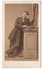 Jeune homme pensif accoudé à une colonne Photo CDV Pierre Petit Paris circa 1865