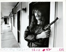 Grande Photo Originale, Homme armé REVOLVER, 1992 presse US, magnum