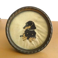 Ancien Cadre rond à poser Laiton ou Bronze Travail Points de Croix Chien Basset
