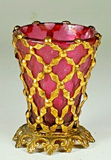 ANCIEN VASE MINIATURE ou LUMIGNON en VERRE SOUFFLÉ ROSE et MONTURE ORMOLU XIXème