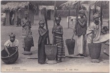 Jardin d’Acclimatation Village Africain Pileuses ND Phot CPA ancienne