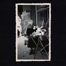 Ancienne photo 6.8 x 11.2 / marchande de rue / vendeuse de fleurs