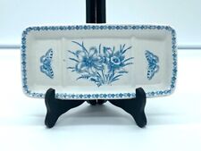 Très joli porte savon en faïence Art nouveau à motifs floraux blancs et bleus.