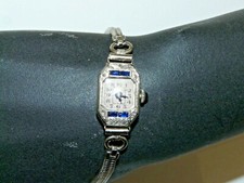 -MONTRE BRACELET FEMME ART DECO OR BLANC 18 CARATS SAPHIRS ET BRILLANTS