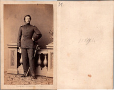 Jeune homme en uniforme