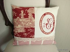 COUSSIN Toile de Jouy rouge, monogramme E brodé sur linge ancien