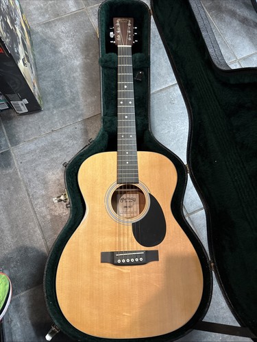 Martin acoustic guitar - gt,