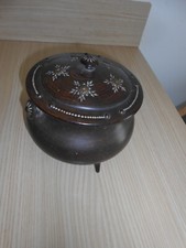 Beau coffret ancien, trépied , en bois sculpté , forme chaudron