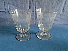 LOT DE 2 VERRES A PIED EN CRISTAL DECOR VIGNE