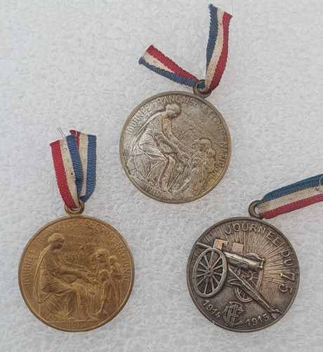 Lot insignes de - lot, journée
