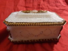 BONBONNIERE EN OPALINE BLAN