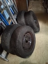 4 pneus neige montés sur leur