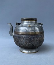 Théière en étain et noix de