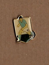 pin's joueur de football 10 (époxy fond doré) hauteur: 2,6 cm