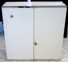 Ancienne armoire pharmacie vintage, tôle blanche complète avec clé, en bel état