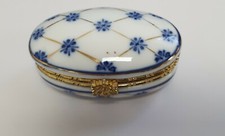 Boite à pilules en porcelaine