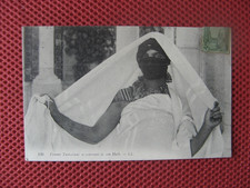 ++"1480"   CPA TUNISIE     FEMME TUNISIENNE SE COUVRANT DE SON HAIK