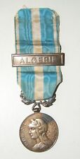 MEDAILLE COLONIALE ARGENT AVEC BARRETTE A CLAPET  " ALGERIE "  - JUS DE GRENIER
