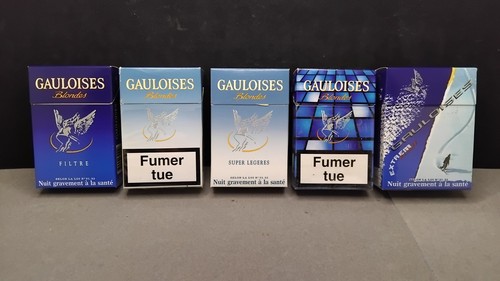 Lot paquets de - de, cigarettes