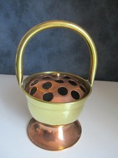 JOLI ANCIEN SEAU PIQUE FLEURS EN CUIVRE ET LAITON