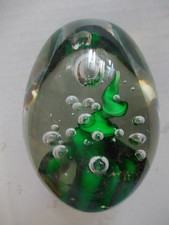 Presse papier verre boule sulfure ovoïde artisanal vert mouvement serpent oeuf !