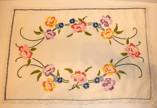 Joli napperon brodé - 54cm, x