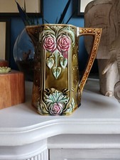 Pichet en barbotine de la manufacture française Onnaing