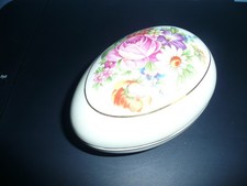 Très jolie boîte en forme d'oeuf en porcelaine de Limoges
