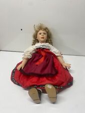 Grande poupée en porcelaine