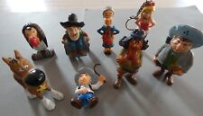 LOT 11 FIGURINES DIVERS ISSUE