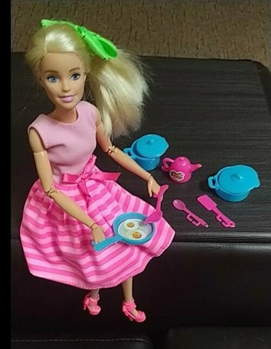 Barbie accessoires table - barbie,