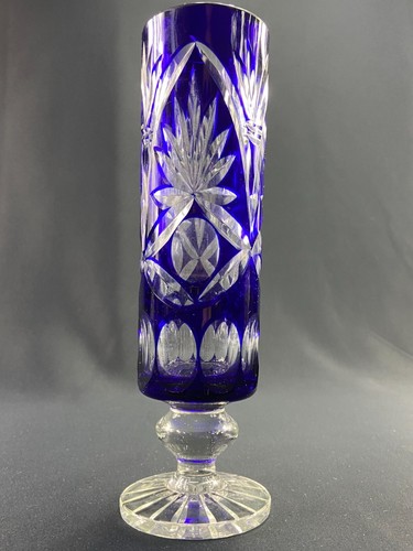 Vase tubulaire sur - , piédouche
