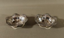 Paire de Petits Salerons en Argent, Modèle Joliment Ouvragé  à Décor de Fleurs