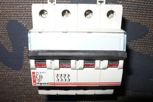 Disjoncteur tetrapolaire 25a - tetrapolaire,