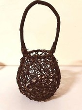 Ancien panier à fleurs en bambou avec poignée, plantes vignes, décor d'outils...