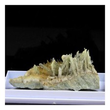 Pierres et Minéraux. Clinozoisite. 90.0 ct. Marine de Scala, Canari, Haute-Cors