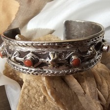 Bracelet Artisan Kabyle Berbère Xixe En Argent Massif Serti Cabochons De Corail.