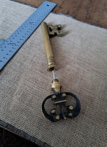Ancien tire bouchon porte - ancien,