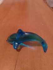 Dauphin en cristal bleu foncé