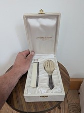 Coffret bébé brosse peigne métal argenté orfèvrerie moderne 89 rue Rivoli Paris