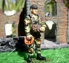 Soldat plomb  "FORCES d'ELITE":  Le Soldat PARACHUTISTE FRANCAIS , 2002...no 32