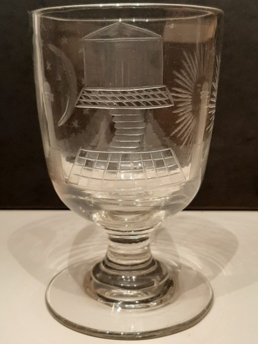 Verre ancien sur piédouche - , à