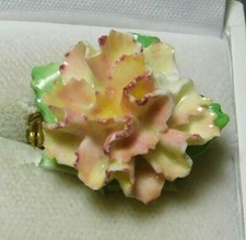 Délicat Coal Brook Peint OS Chine Rose Blanc Œillet Or Broche Angleterre