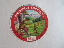 Etiquette  de fromage camembert Homme donne fromage au chien