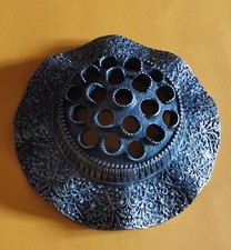 Pique fleur ancien 19 trous en métal. Très bon état. 